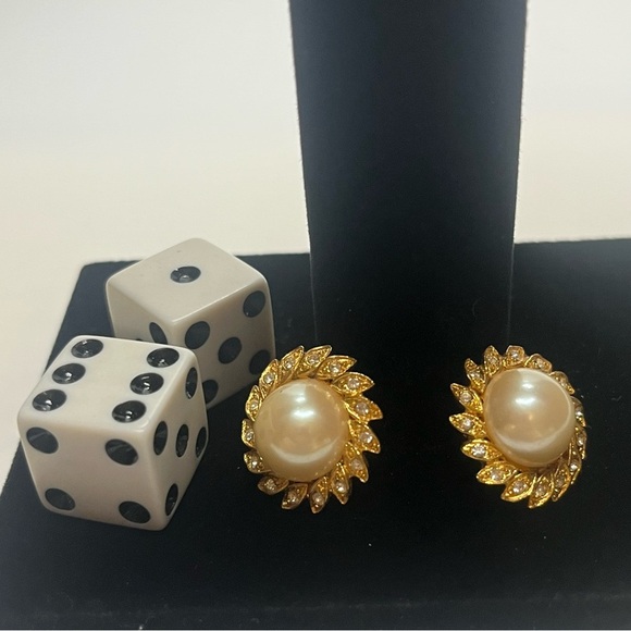 Vintage Richelieu gold tone pearl and faux diamond earrings - Picture 9 of 9